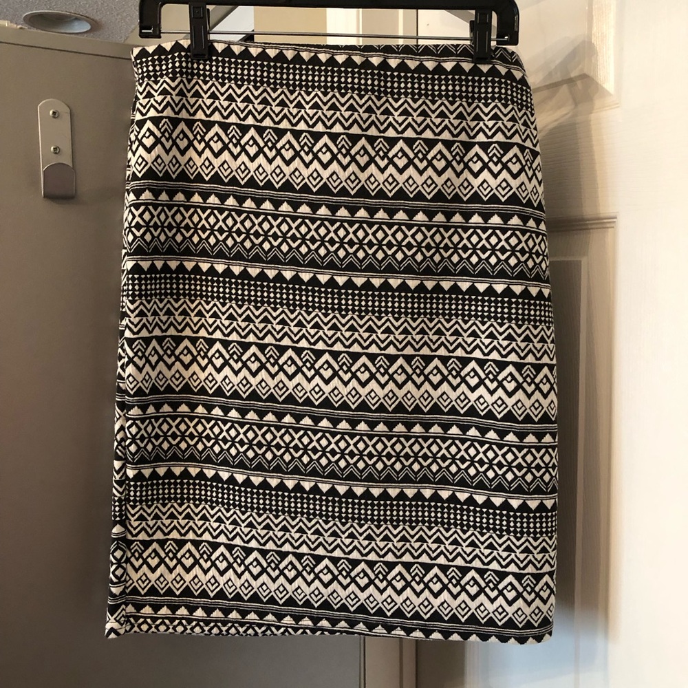 Quinte heures trente  Patterned Dakota Pull on Skirt Size Large BNWT